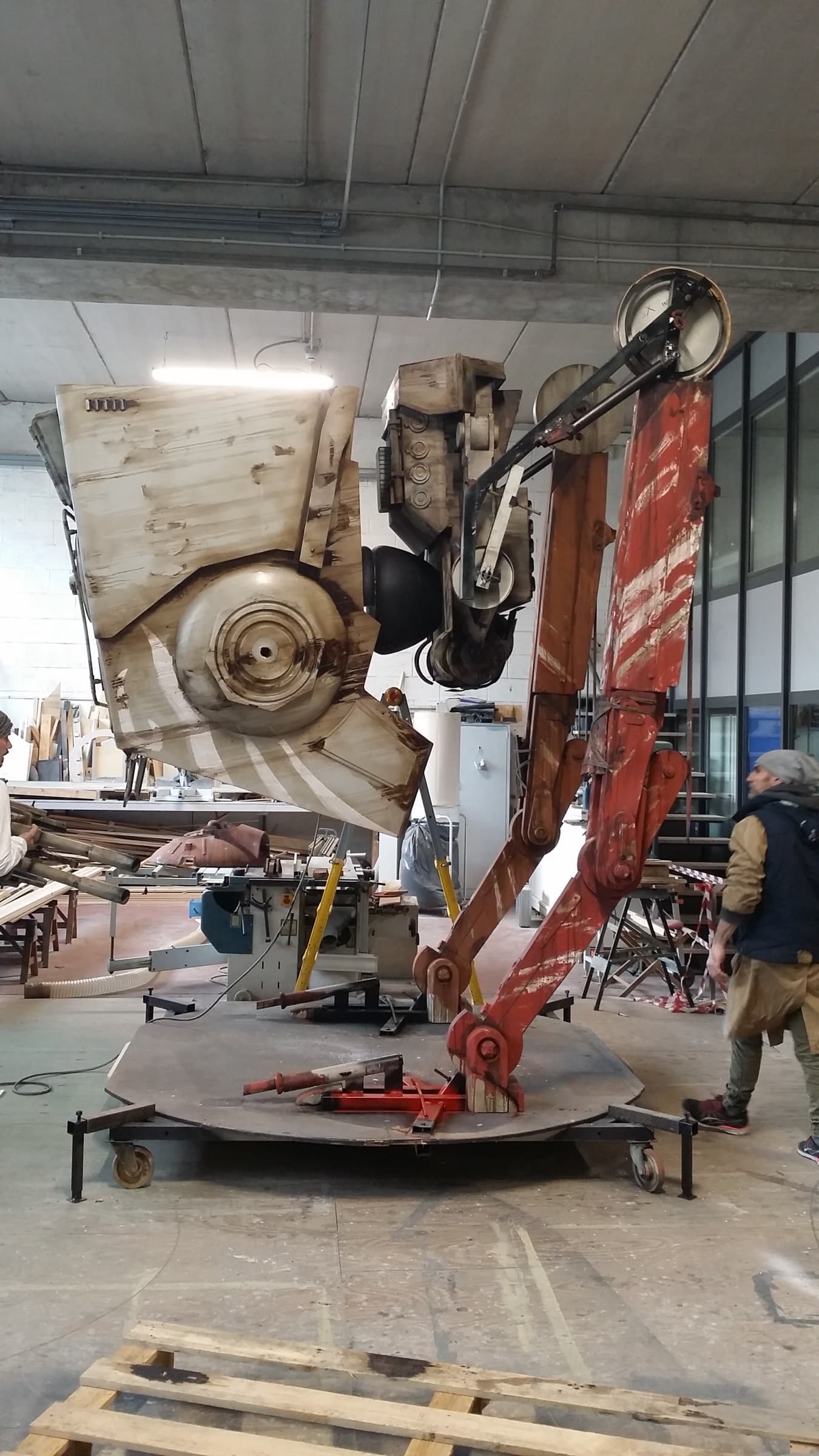 Interno del laboratorio di scenografia con set in lavorazione