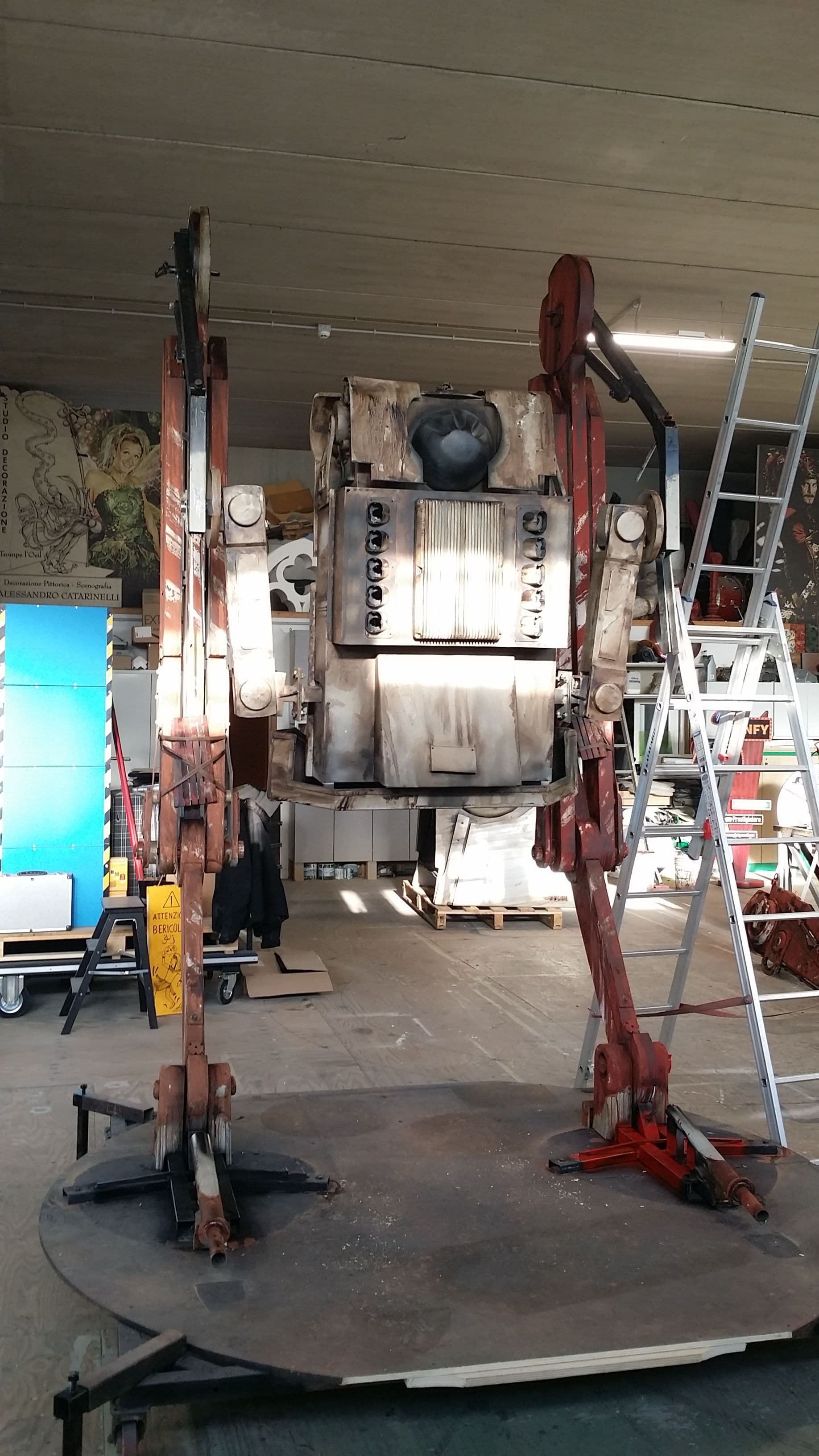 Vista frontale dell'interno della struttura dell'AT-ST montato su una piattaforma circolare in officina.